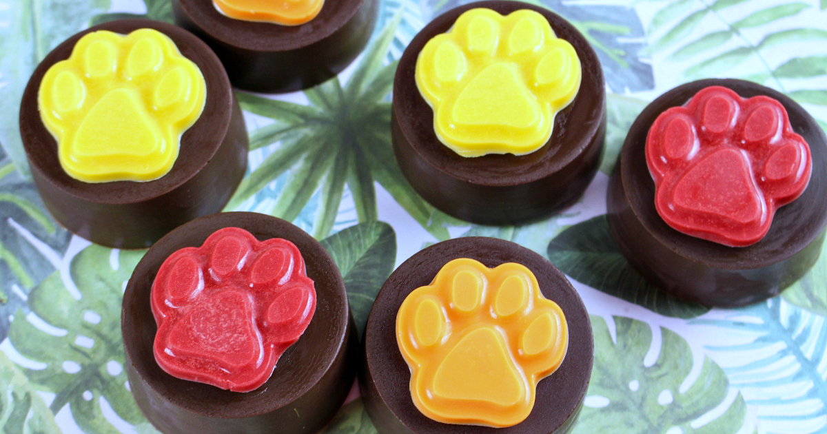 chocolate dipped oreos with paw prints for lion king party