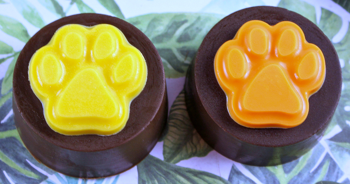 two lion king paw print oreo cookies