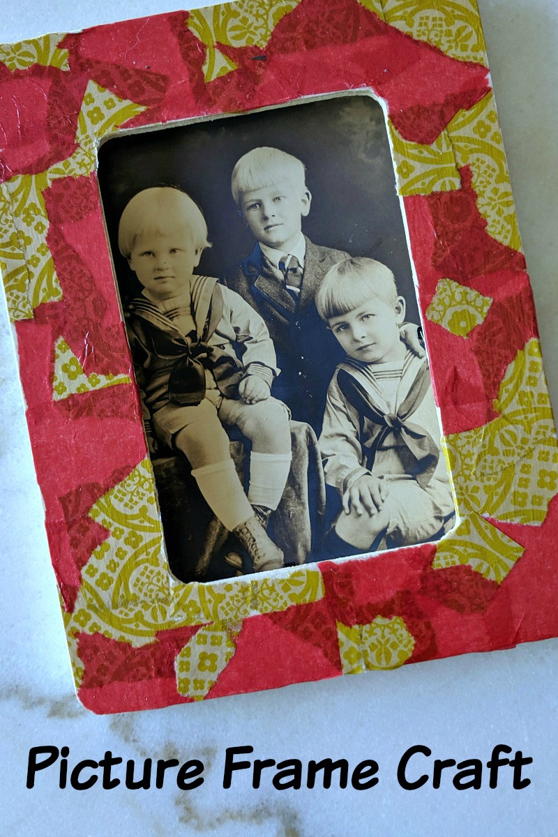 Holiday Decoupage Picture Frame Craft - Mod Podge DIY for Kids and Adults #Decoupage #ModPodge #DIYGift #PictureFrame #PictureFrameCraft #Craft #KidsCraft #AdultCraft #HolidayCraft