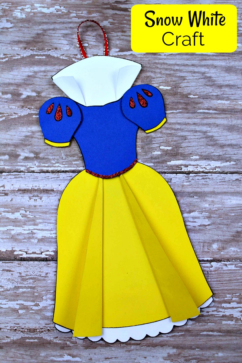 Free Printable Snow White Ornament Craft #FreePrintable #Disney #ChristmasCraft #DisneyOrnament #SnowWhite #SnowWhiteCraft #DisneyCraft #ChristmasOrnament