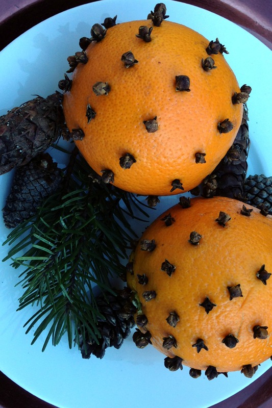 Clove Studded Oranges #HolidayDecor #HomemadeHoliday