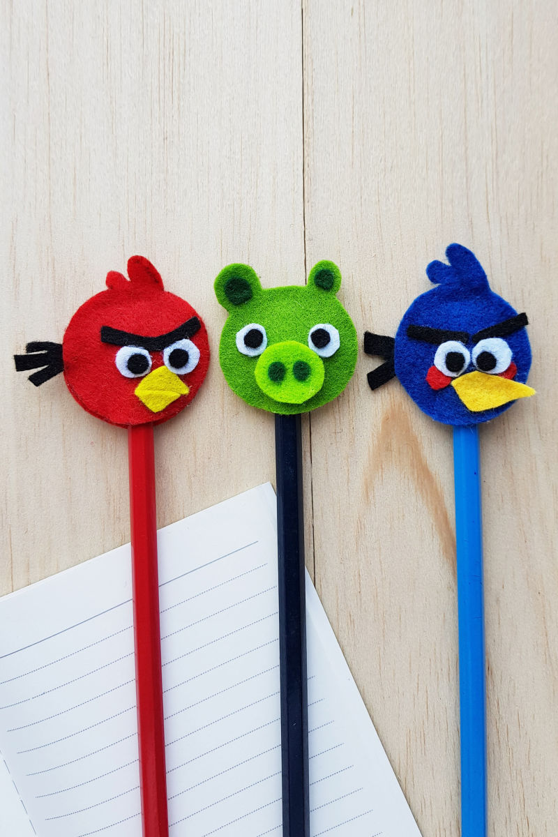 Angry Birds Felt Pencil Toppers Craft with free printable template #AngryBirds #AngryBirdsMovie #AngryBirdsCraft #AngryBirdsCrafts #FeltCrafts