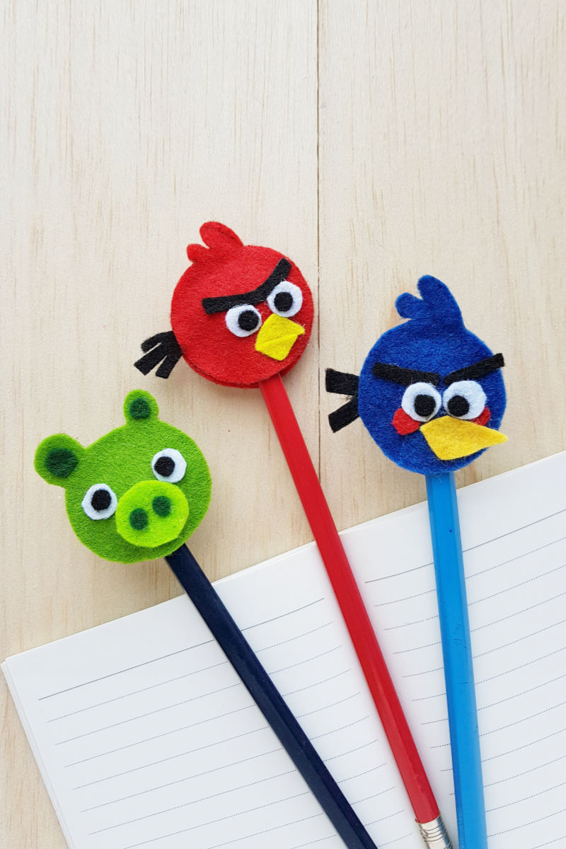 Angry Birds Felt Pencil Toppers Craft with free printable template #AngryBirds #AngryBirdsMovie #AngryBirdsCraft #AngryBirdsCrafts #FeltCrafts