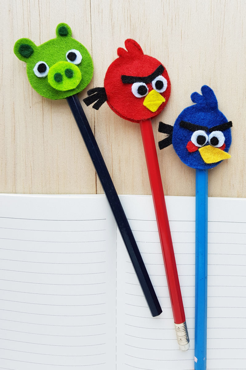 Angry Birds Felt Pencil Toppers Craft with free printable template #AngryBirds #AngryBirdsMovie #AngryBirdsCraft #AngryBirdsCrafts #FeltCrafts