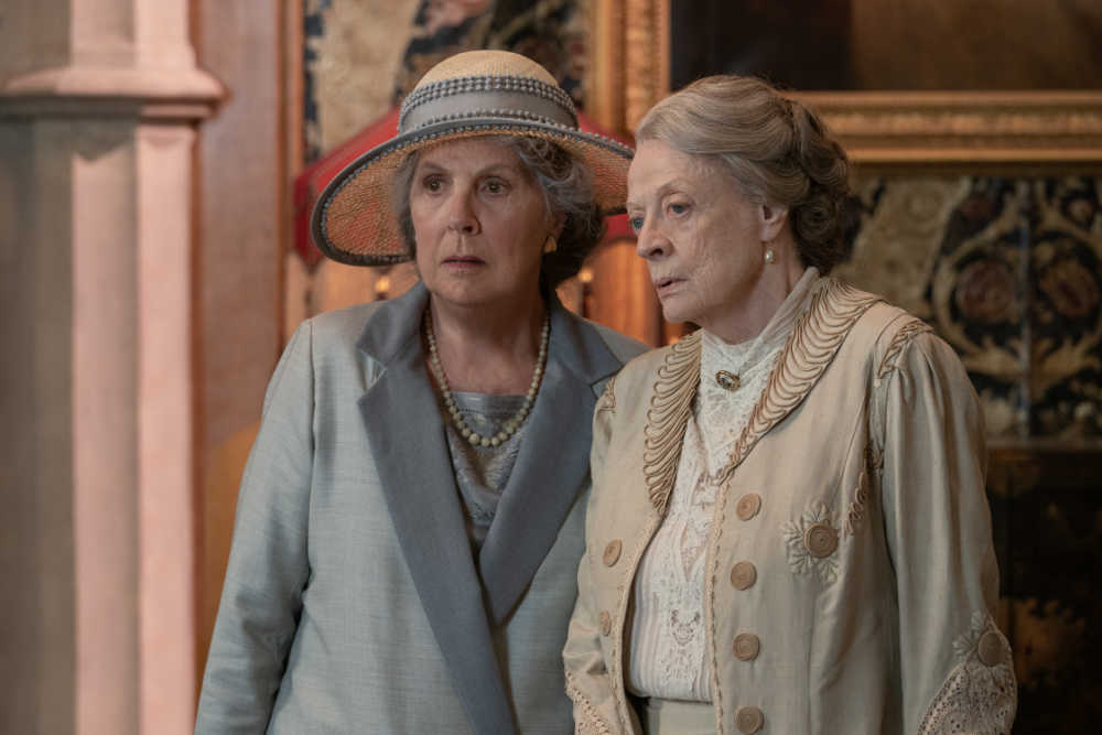 Penelope Wilton stars as Isobel Merton and Maggie Smith as Violet Grantham in DOWNTON ABBEY: A New Era, a Focus Features release. Credit: Ben Blackall / ©2022 Focus Features LLC