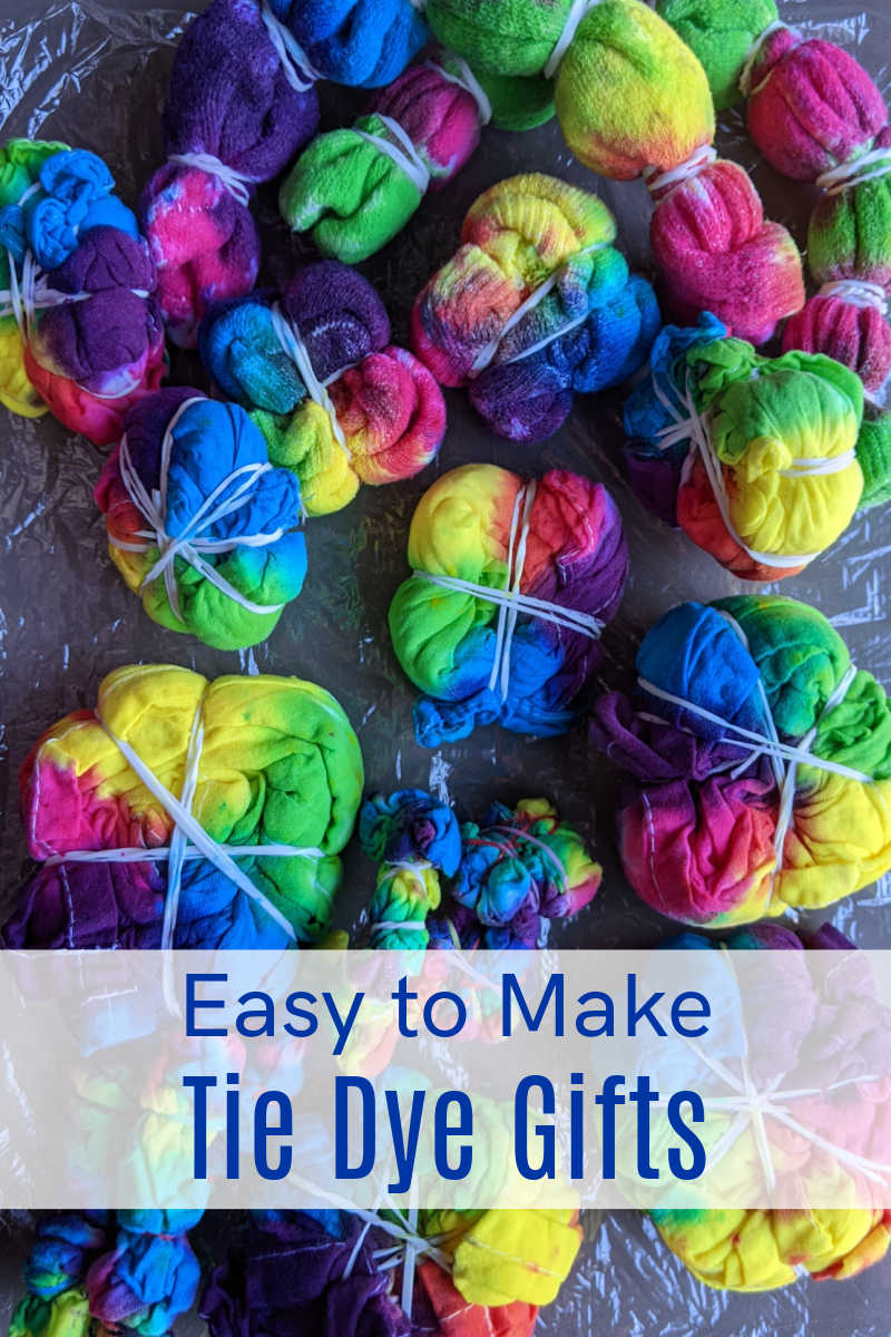 Make tie dye gifts that family and friends will love, when you use basic supplies and your own creativity and style. 
