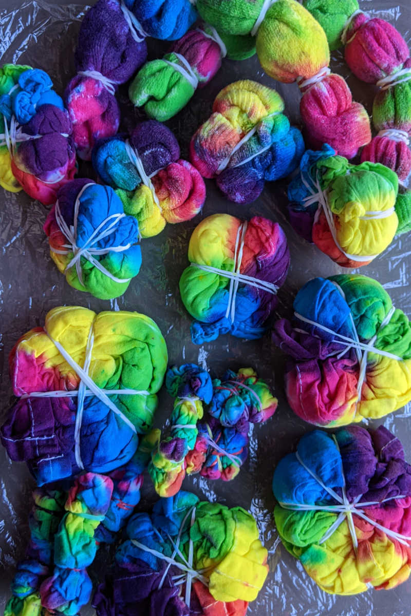 Make tie dye gifts that family and friends will love, when you use basic supplies and your own creativity and style. 