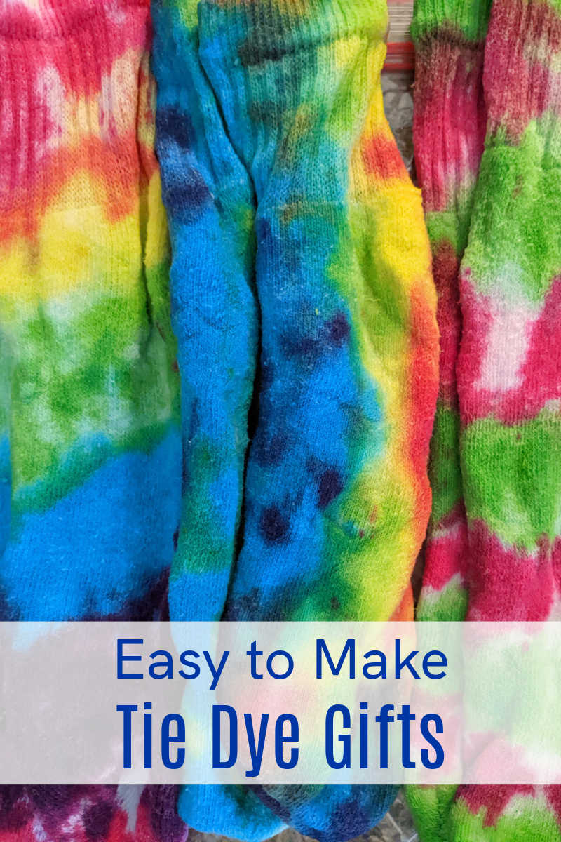 Make tie dye gifts that family and friends will love, when you use basic supplies and your own creativity and style. 