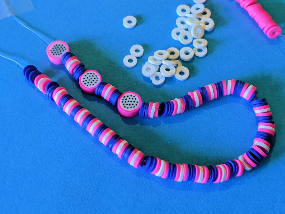 making heishi bead stretch bracelet