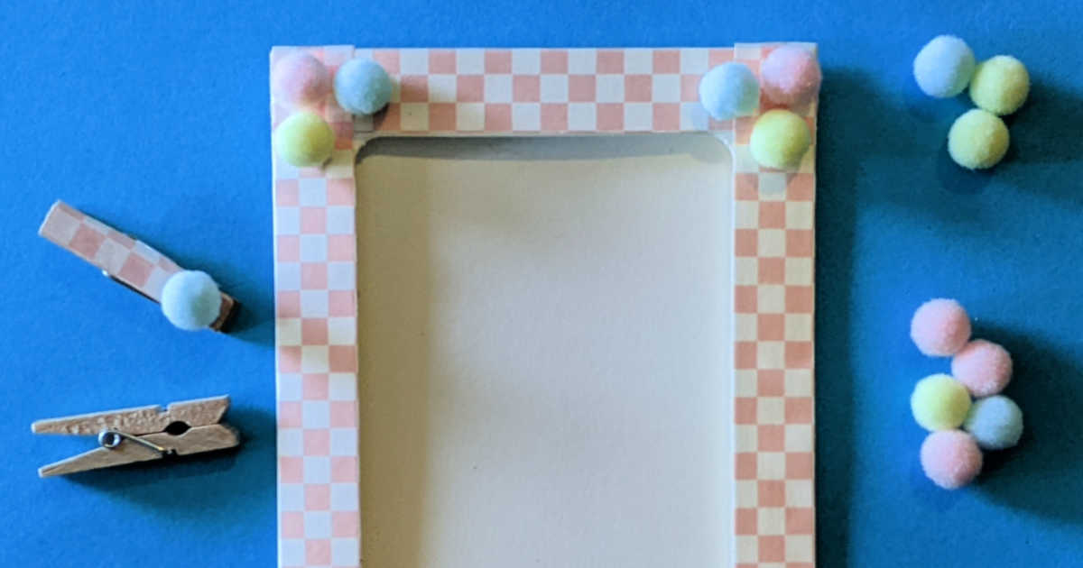 HOW TO MAKE PICTURE FRAMES OUT OF PAPER