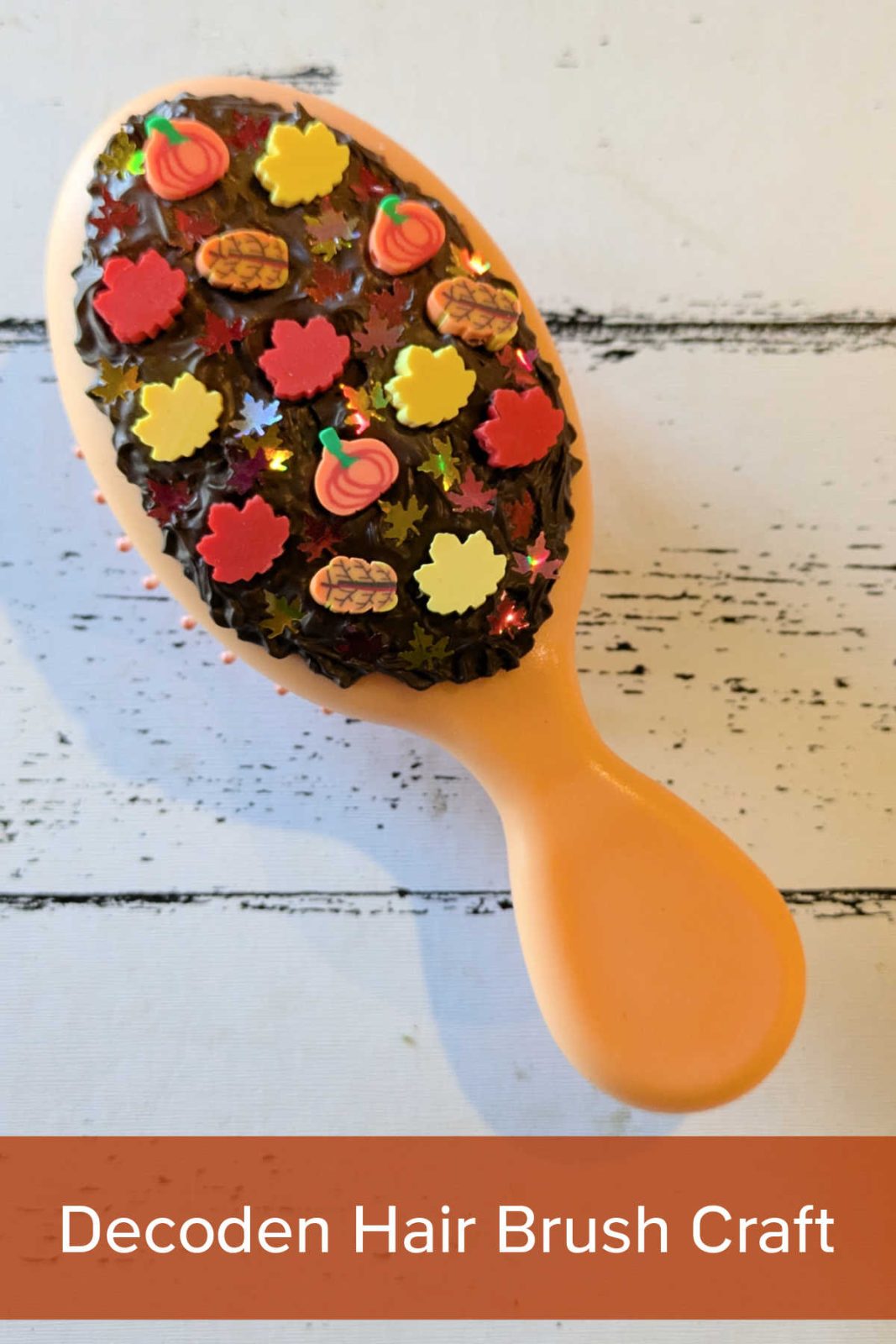 Create a unique and fun fall hair brush with this easy decoden DIY! Use whipped cream glue and fall-themed embellishments to add a touch of autumn to your hair routine.