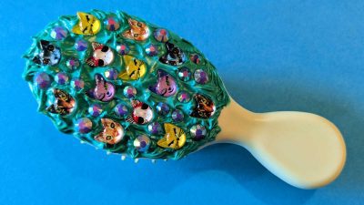 diy decoden cat-themed hair brush
