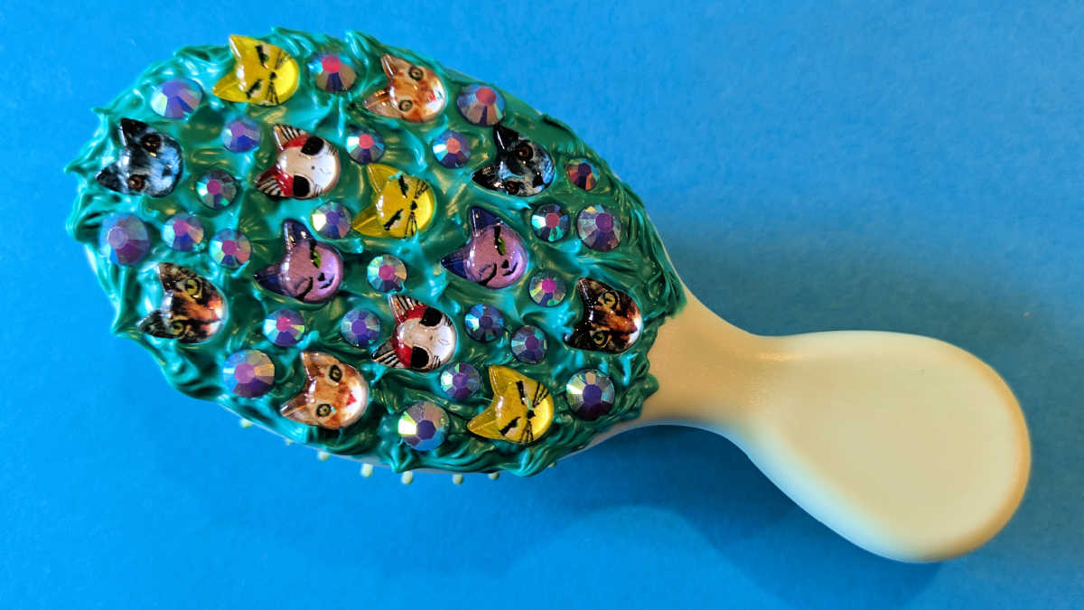diy decoden cat-themed hair brush