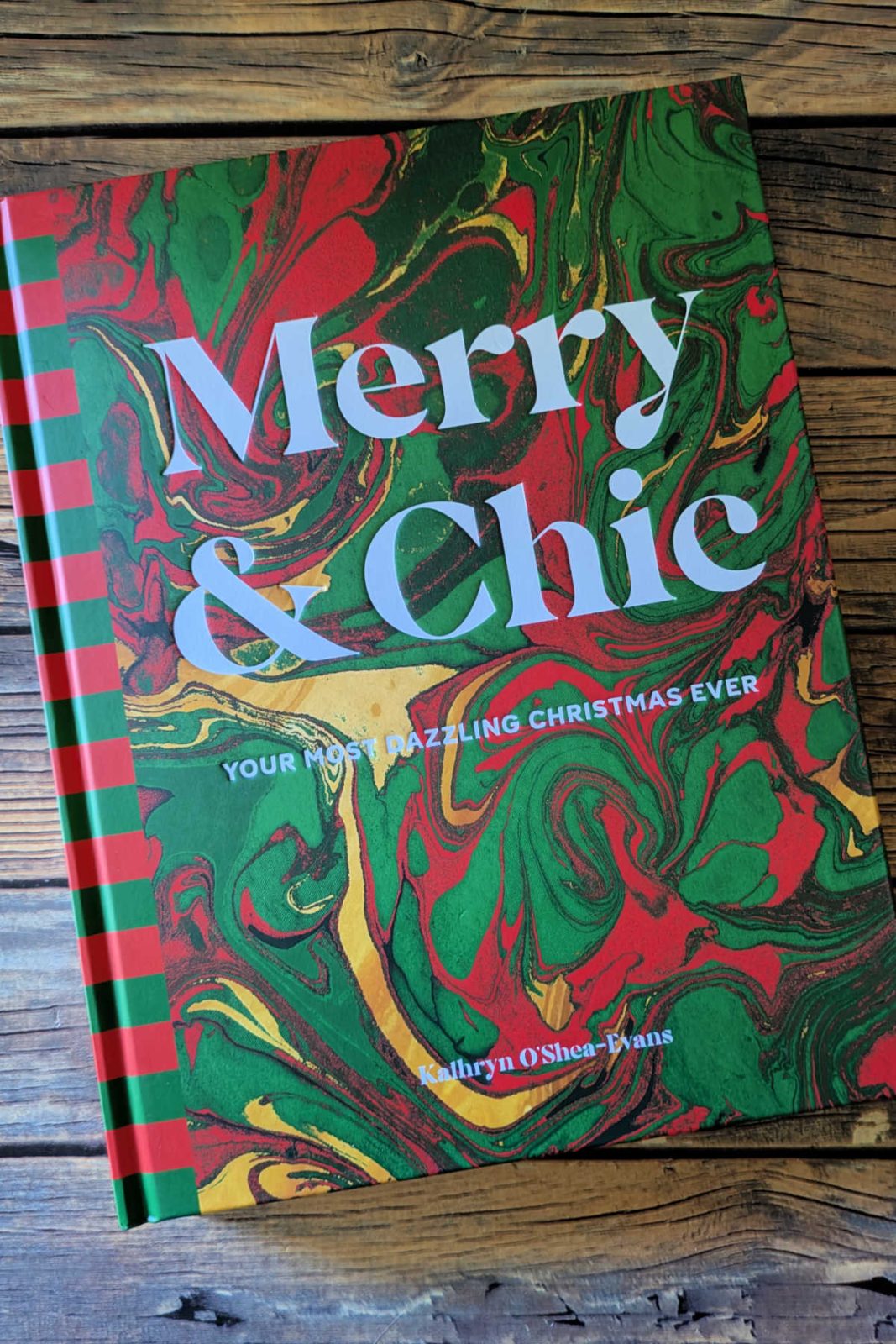 Transform your holiday season with Merry & Chic, the beautiful and inspirational book by Kathryn O'Shea-Evans. Packed with stunning photos, delightful recipes, and achievable decor tips, this guide is a joy for anyone looking to add a sparkle to their Christmas.
