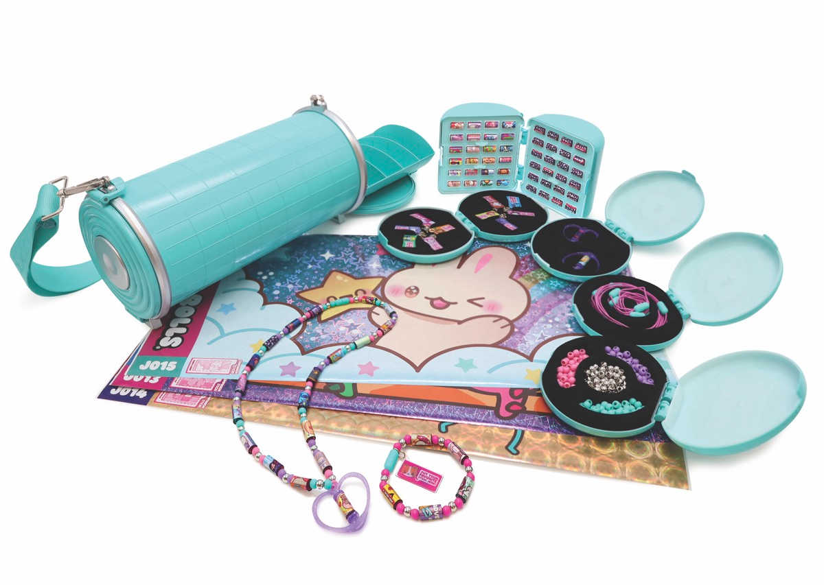 The Sticki Rolluxe is the ultimate sticker kit! It includes a fun handbag, supplies for 10 bracelets and 2 pendants, and jumbo stickers for room decor. It's the perfect shareable, wearable activity.