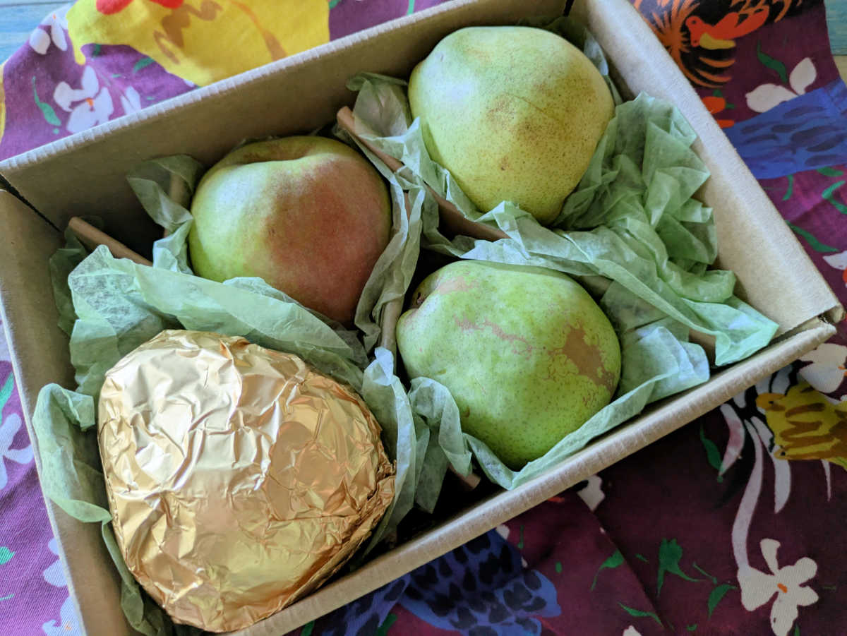 small harry david gift box with pears