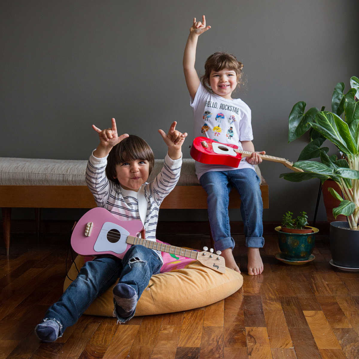 Looking for a fantastic first guitar? The Loog Mini Acoustic is a real instrument, not a toy, designed by experts for kids ages 3+. It features 3 strings, a lightweight body, and includes flashcards and an app! This is an excellent gift for any little musician.