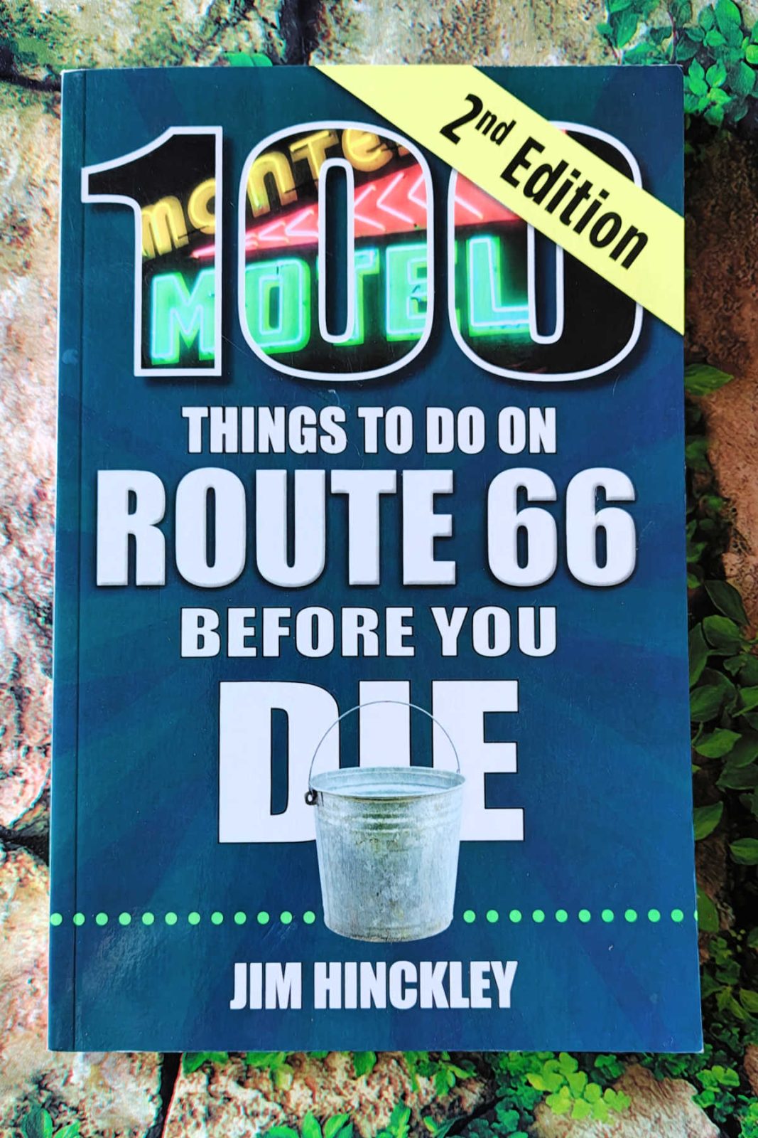 Get ready for the ultimate road trip with 100 Things to Do on Route 66 Before You Die! 🛣️ This nostalgic and fun guide by Jim Hinckley explores the history, travel, and culture of the Mother Road. It's inspiring for any explorer! 🗺️