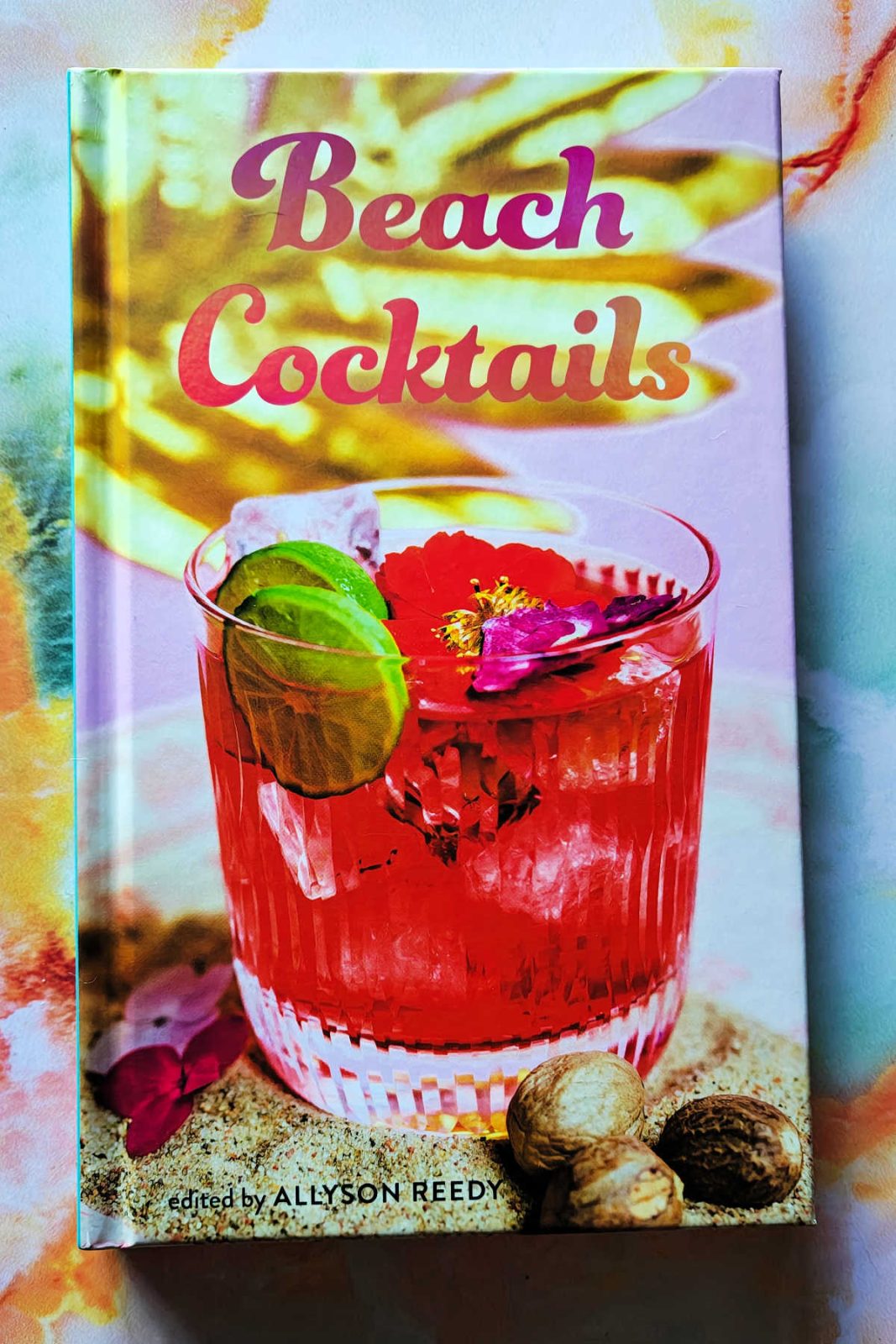 Bring the vacation home with Beach Cocktails! 🏖️ This pretty and compact hardcover features authentic recipes from bars around the world. It's perfect for warm weather, backyard parties, and beginner mixologists. 🍹