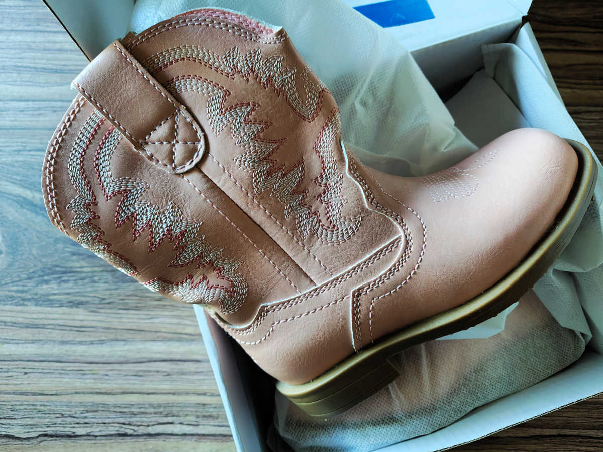 Step into Spring with Dream Pairs Mommy and Me Cowboy Boots! These comfortable and trendy matching boots come in adult sizes and toddler sizes, featuring a chunky heel knee-high style for moms and an easy slip-on mid-calf design for little ones. 🤠💖