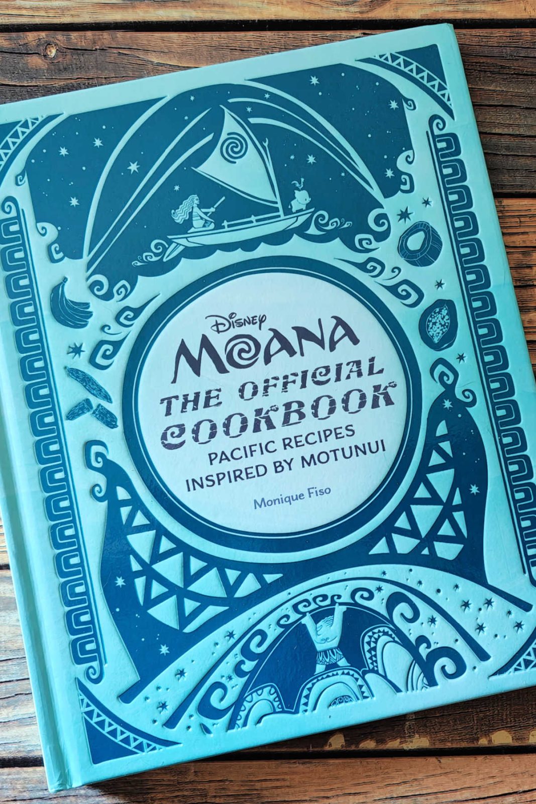 This Disney Moana Official Cookbook review explores a fun, beautifully illustrated book packed with authentic island-inspired recipes. Discover how to create the perfect tropical feast for a themed movie party or family night.