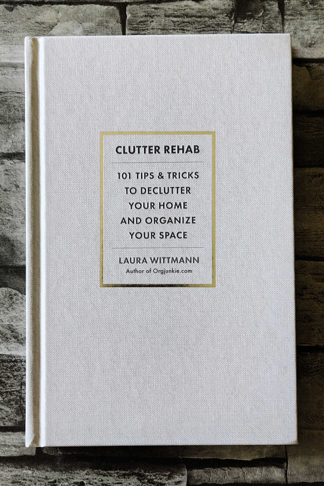 This book review of Clutter Rehab explores a practical hardcover guide filled with 101 tips and tricks to organize your space. Discover how its simple style offers actionable plans to declutter specific zones or simplify your entire home.