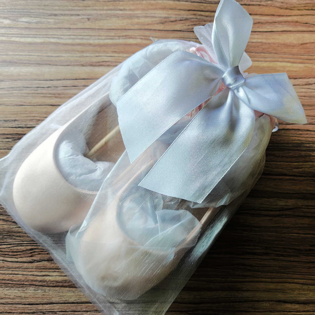pearl ankle strap shoes in organza bag