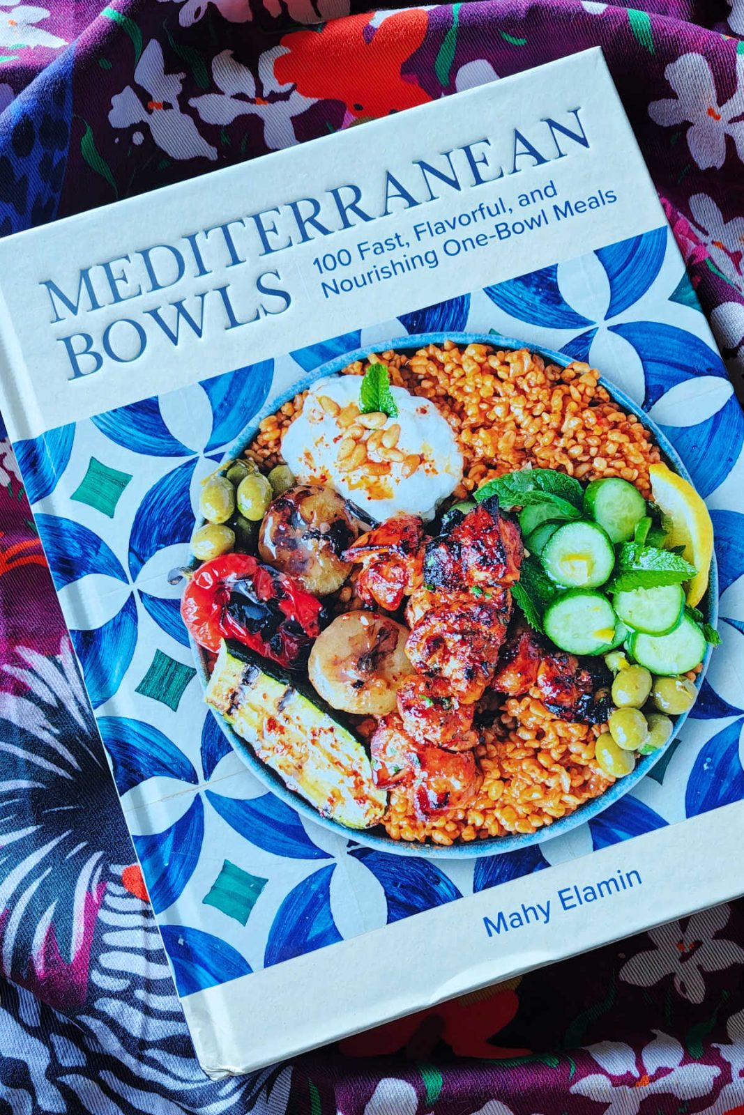 Simplify healthy weeknight cooking with Mediterranean Bowls by Mahy Elamin! Discover how 100 fast, flavorful, and customizable one-bowl recipes, clear instructions, and vibrant food photography make this Quarto cookbook an essential addition to your kitchen shelf.